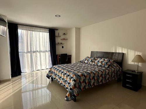 Ein Bett oder Betten in einem Zimmer der Unterkunft Apartamento edificio Castellana