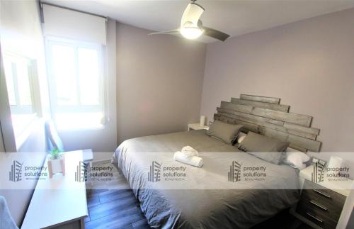 ein Schlafzimmer mit einem Bett und einem Deckenventilator in der Unterkunft 645 Águila Apartamentos - Vista al mar - Cerca de tren, restaurantes, tiendas - PLAYA A 10 MIN CAMINANDO in Benalmádena