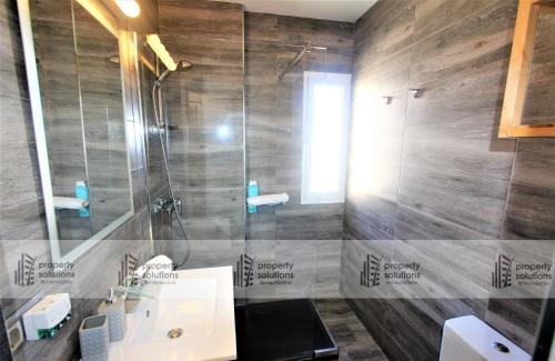 ein Badezimmer mit Dusche und Waschbecken in der Unterkunft 645 Águila Apartamentos - Vista al mar - Cerca de tren, restaurantes, tiendas - PLAYA A 10 MIN CAMINANDO in Benalmádena