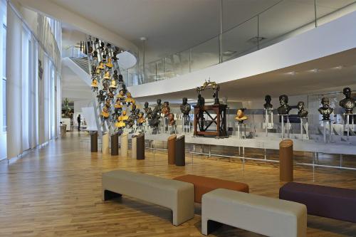 une chambre avec un tas de sculptures dans un musée dans l'établissement Ideal & Comfy Cocoon at the Luxury Paris 16., à Paris