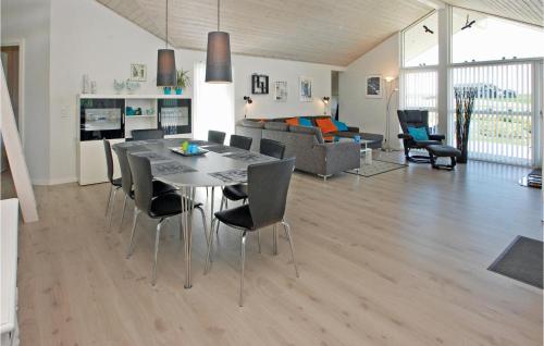 FlovtにあるGorgeous Home In Haderslev With Kitchenのダイニングルーム、リビングルーム(テーブル、椅子付)