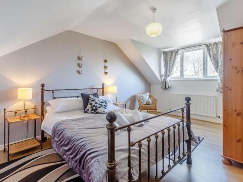 een slaapkamer met een groot bed op zolder bij 3 Bed in Gower 72846 in Port-Eynon