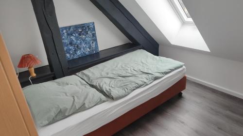 a small bed in a room with at Randowpark in Eggesin