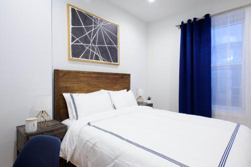 een slaapkamer met een wit bed en een raam bij 7-1 2BR 1Bath in Prime Park Slope in Brooklyn