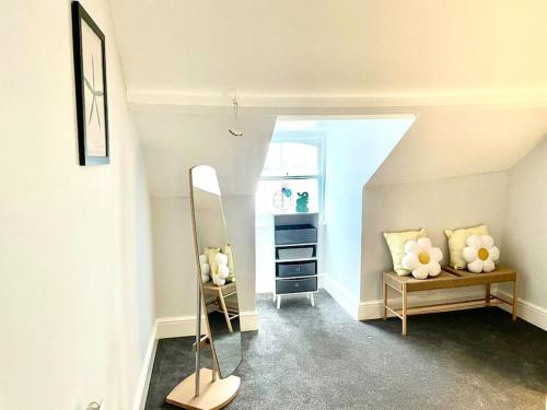 Central st Leonard’s Maisonette في سانت ليوناردز: غرفة ملابس مع مرآة وطاولة تزيين