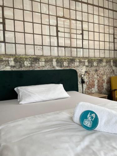 - un lit blanc avec une serviette dans l'établissement Hafen 17 Hotel Küche Bar, à Kehl