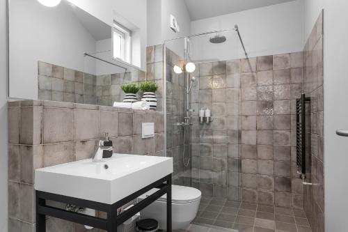 une salle de bain avec un lavabo et des toilettes dans l'établissement Backyard Apartments by Heimaleiga, à Reykjavik