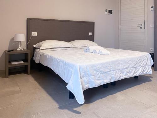 a bedroom with a large bed with white sheets and pillows at Le Stanze di Gianmarmo - Via di Mezzo in Mirandola