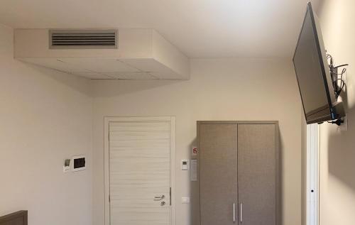 a room with a ceiling fan and a closet at Le Stanze di Gianmarmo - Via di Mezzo in Mirandola