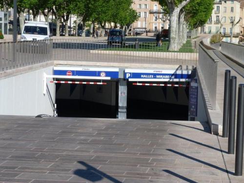 a tunnel in the middle of a city at RétroMirabeau - CHAMBRE Suite & APPARTEMENTS de Charme - Localisation Prémium in Narbonne