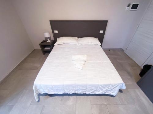 a bedroom with a large bed with white sheets and pillows at Le Stanze di Gianmarmo - Via di Mezzo in Mirandola