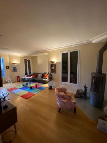 un salon avec un canapé et une cheminée dans l'établissement Maison de ville La Défense, à Courbevoie