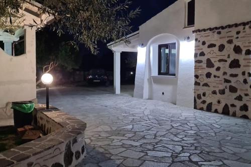 Το κτήριο όπου στεγάζεται  η παραθεριστική κατοικία