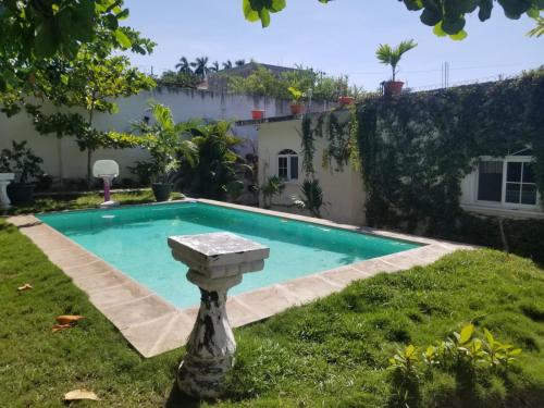 una piscina en el patio de una casa en Garden house, 1 km de pradera chiquimula en Chiquimula