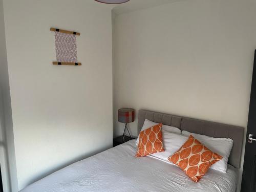 una camera con un letto con due cuscini sopra di Quirky and Cosy Self Contained Flat, Ferryhill Near Durham a Ferryhill