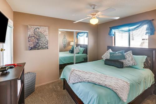 מיטה או מיטות בחדר ב-Lake Havasu City Home with Private Pool and Hot Tub!