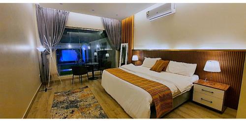 a hotel room with a large bed and a window at شاليهات z5 الفندقية in Al ‘Awājīyah