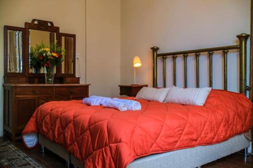 1 dormitorio con 1 cama con 2 toallas en Galeón Nouveau (Apt 03). Terrace in The Oldtown, en Montevideo