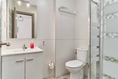 Un baño con inodoro, lavabo y ducha. en Nerja Boutique 103 Sweet Corner, en Nerja
