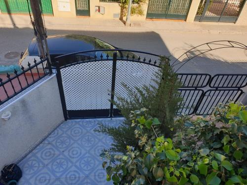 un jardín con una puerta y algunas plantas en El Caprichito a 200 metros de la playa! en Santiago de la Ribera