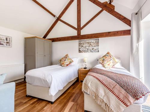 2 letti in una camera da letto con soffitti in legno di 2 Bed in Chippenham 77333 a Chippenham
