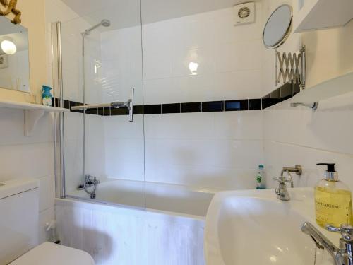 a bathroom with a shower and a sink and a toilet at 1 Bed in Porthmadog 78300 in Penrhyndeudreath