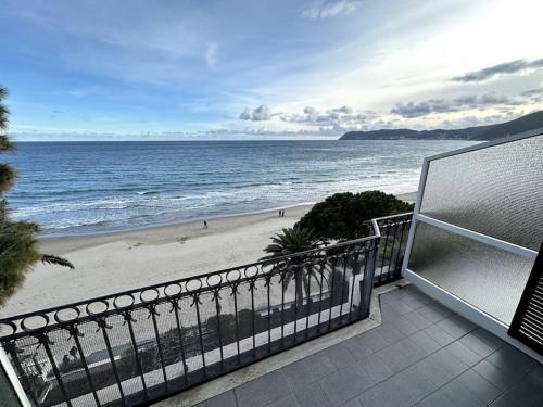 uma varanda com vista para a praia em [Bilocale Frontemare] magnifica terrazza em Alassio