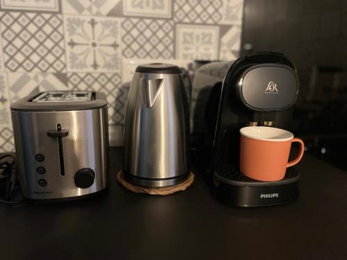 Все необхідне для приготування чаю та кави в Maison « l’effet-mère »en rez de chaussée 