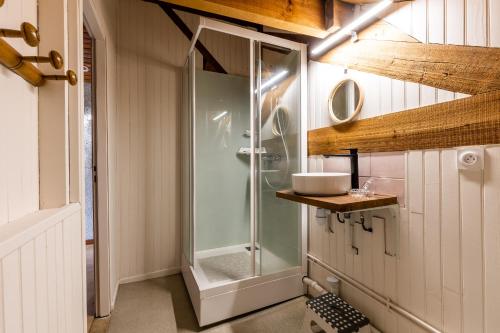 a bathroom with a glass shower and a sink at À 400m de la plage, maison pour 12 avec piscine in Andernos-les-Bains