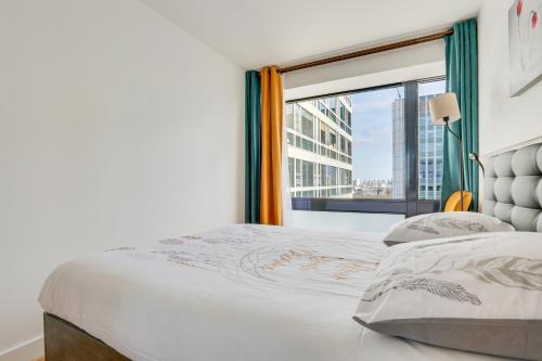 Paris luxury Apartment with Eiffel Tower View, 1 min metro, parking
