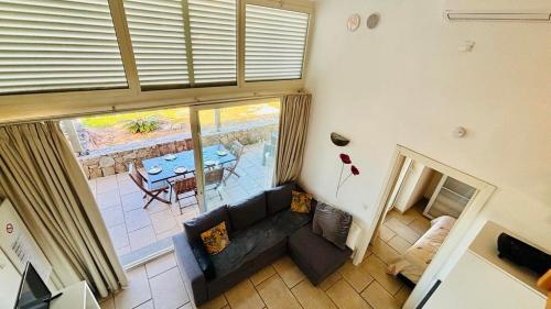 une vue aérienne d'un salon avec un canapé et une table dans l'établissement Appartement Libeccio 4 LUMIO, à Lumio