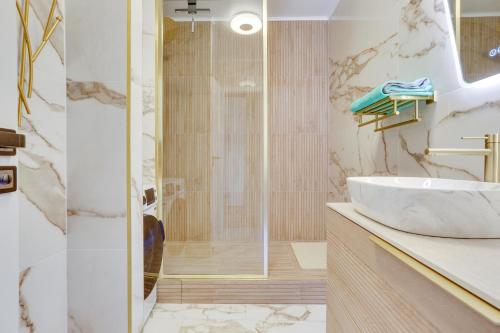une salle de bain avec lavabo et douche dans l'établissement Paris luxury Apartment 75m2 with Eiffel Tower View, metro 1 min, parking, à Paris