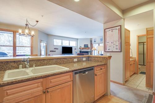 une cuisine avec un évier et un plan de travail dans l'établissement Walk to Ski Lift Breck Condo with Hot Tub, à Breckenridge