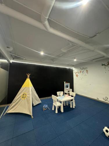 a room with a tent and a table at Residencia Mediterraneo in San Vicente del Raspeig