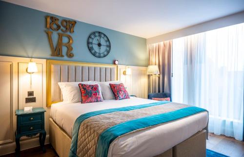 Katil atau katil-katil dalam bilik di Hotel Indigo - Chester by IHG