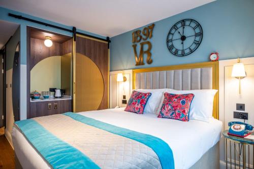 Katil atau katil-katil dalam bilik di Hotel Indigo - Chester by IHG