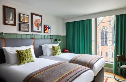 Katil atau katil-katil dalam bilik di Hotel Indigo - Chester by IHG