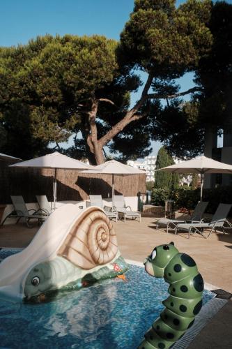 two inflatable turtles in the water in a pool at Prinsotel Alba & Spa in Cala d´Or