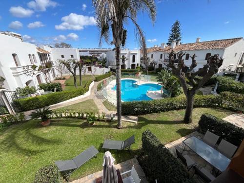 einen Luftblick auf eine Villa mit einem Pool in der Unterkunft Villacana 2014 in Estepona