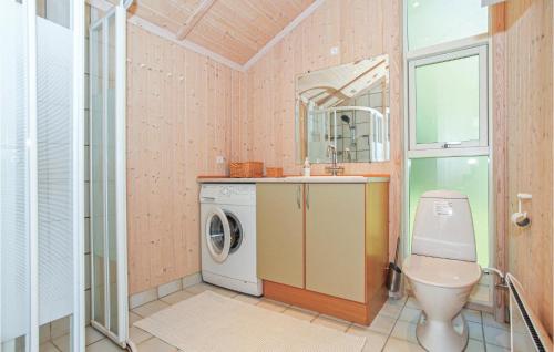 a bathroom with a washer and a sink and a washing machine at 2 Bedroom Amazing Home In Hjby in Lumsås