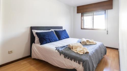 Säng eller sängar i ett rum på Charmy Engenheiro António Costa Reis Apartment