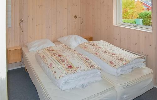 HejlsにあるAmazing Home In Hejls With 3 Bedrooms, Sauna And Wifiの窓付きの客室で、白いベッド2台が備わります。