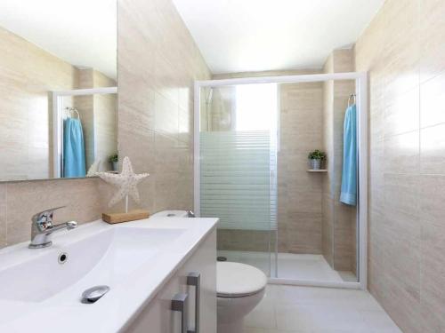 uma casa de banho com um lavatório, um WC e um chuveiro em Olimpia playa gandia em Playa de Gandia