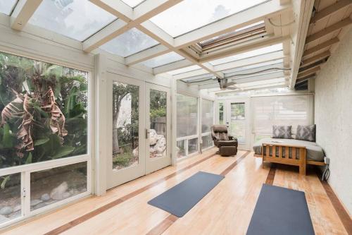 索拉纳海滩Solana Beach Home 4 blocks from the Ocean的客厅设有大型天窗