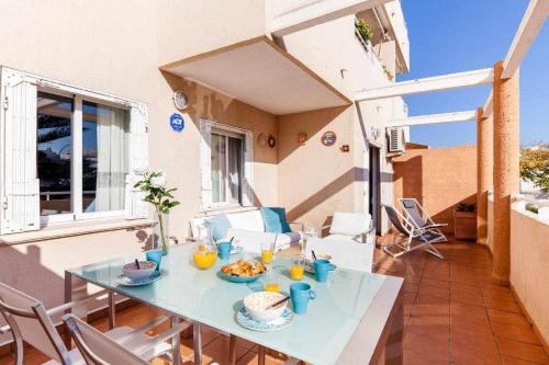 una mesa con comida en el balcón en Apartamento jardines playa gandia, en Puerto de Gandía