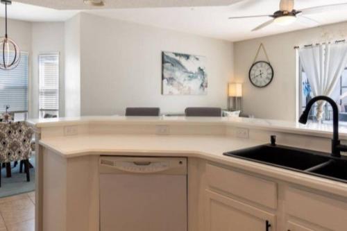 een keuken met een wastafel en een aanrecht bij Relaxing, family-friendly home in Davenport