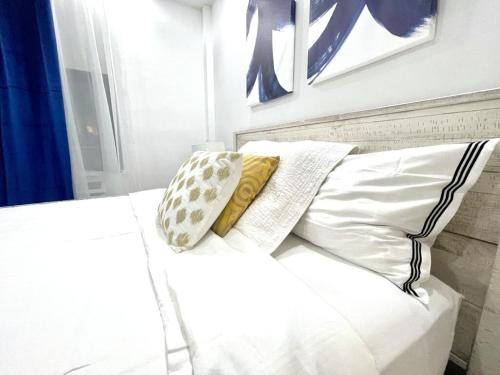 - un canapé blanc avec 2 oreillers dans l'établissement 62-2B Renovated 1BR in Prime Upper East Side, à New York