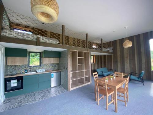 - une cuisine et une salle à manger avec une table et des chaises dans l'établissement Stunning Ashbourne Log Cabin No4, à Ashbourne