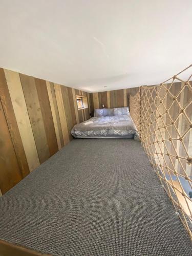- une petite chambre avec un lit dans l'établissement Stunning Ashbourne Log Cabin No4, à Ashbourne