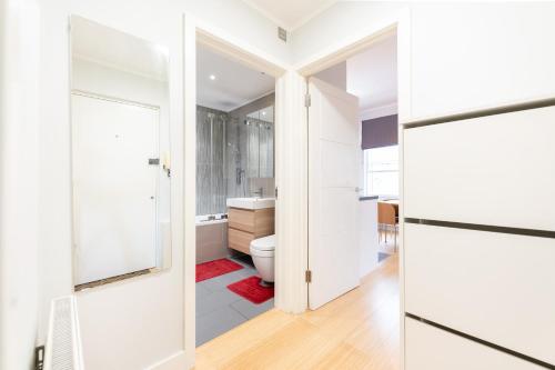 a bathroom with a toilet and a sink at Speacial Offer! Bright & Central Apt - Up to 4 in London